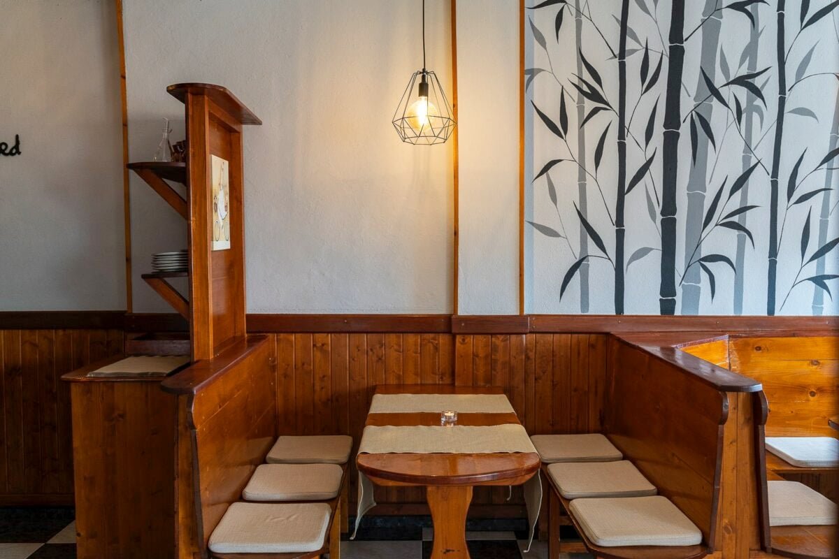 Dining tables at Pizzería La Fuente