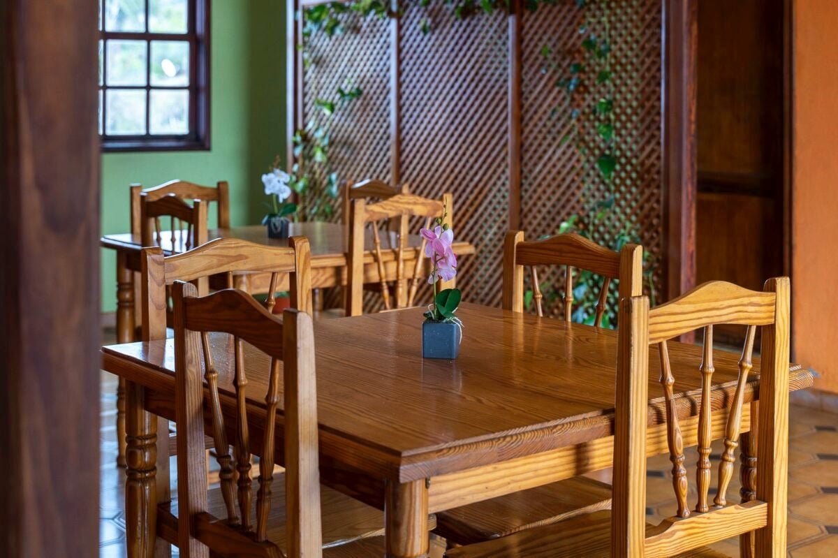 Dining room at Pizzería La Punta