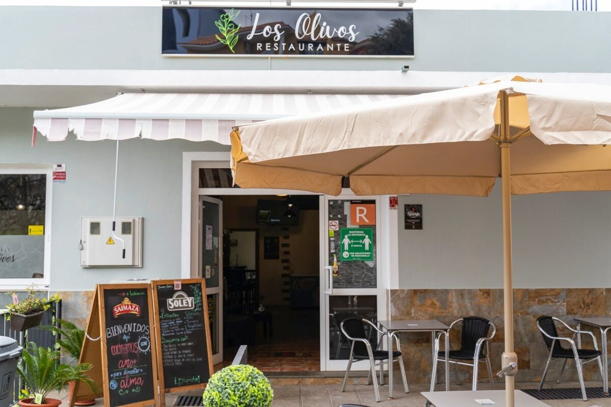 Entrance and terrace at Restaurante Los Olivos in Tijarafe